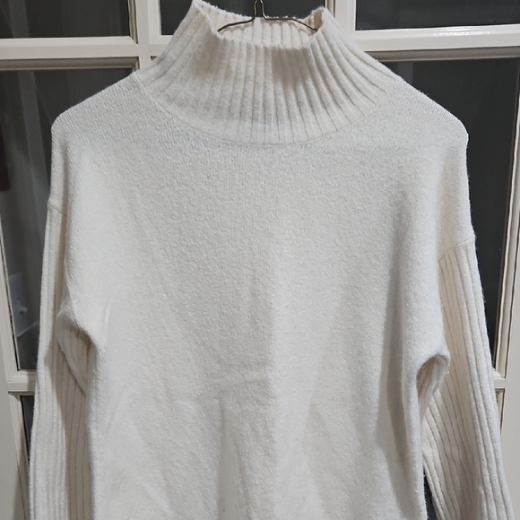 L.L. Bean Soft Cream Turtleneck Sweater S Petite - Picture 3 of 9